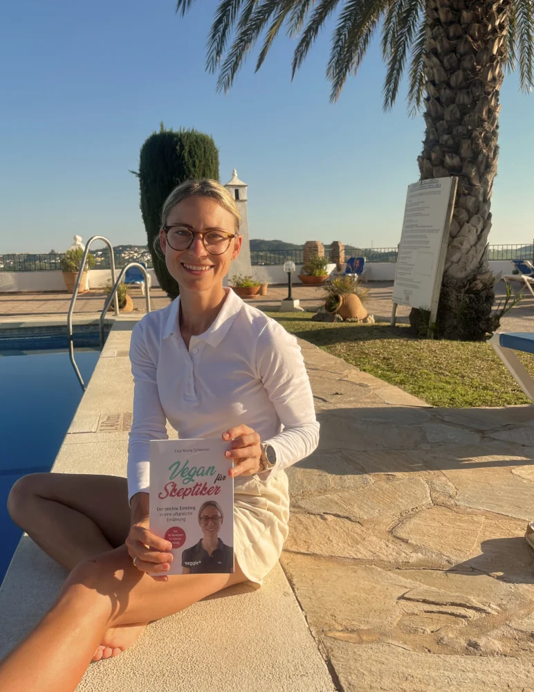 Lisa Marie Schlemm mit Vegan für Skeptiker Buch am pool