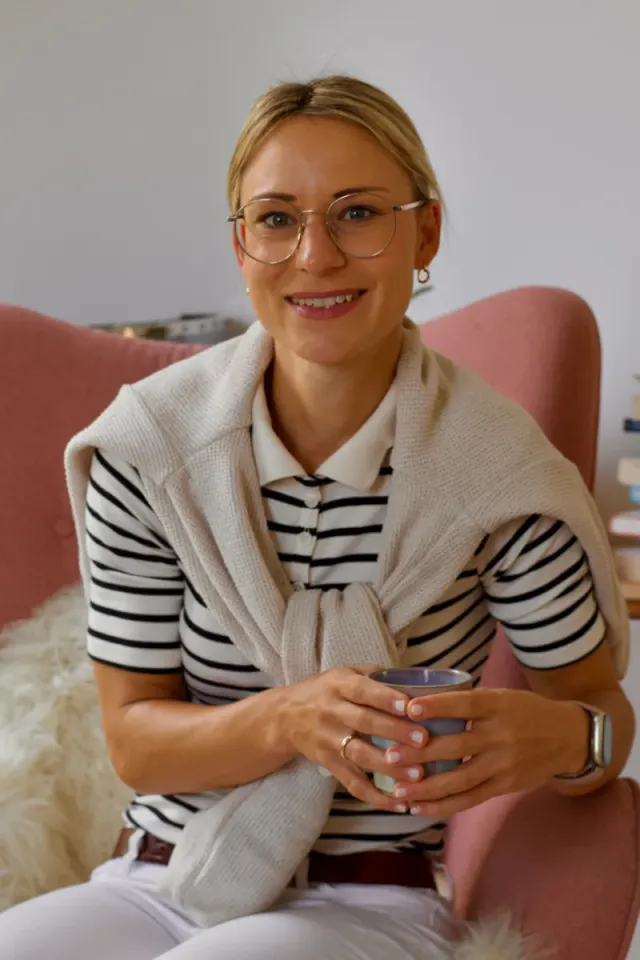 Lisa Marie Schlemm mit Tasse, freundlicher Blick in die Kamera