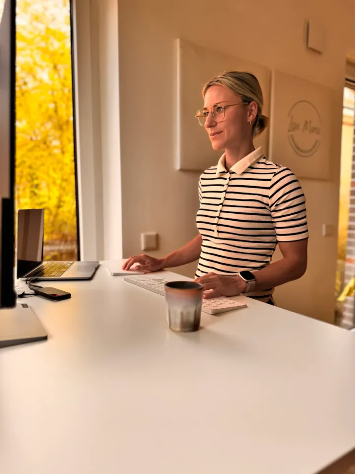 Lisa Marie Schlemm an ihrem Schreibtisch bei der Arbeit