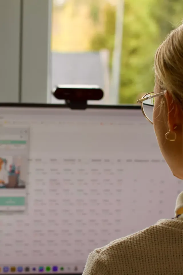 Rückansicht von Lisa Marie Schlemm vor einem Monitor mit Ernährungsdaten